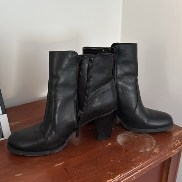 Ralph Lauren Cabrey ankle boot - Picture 2 of 5